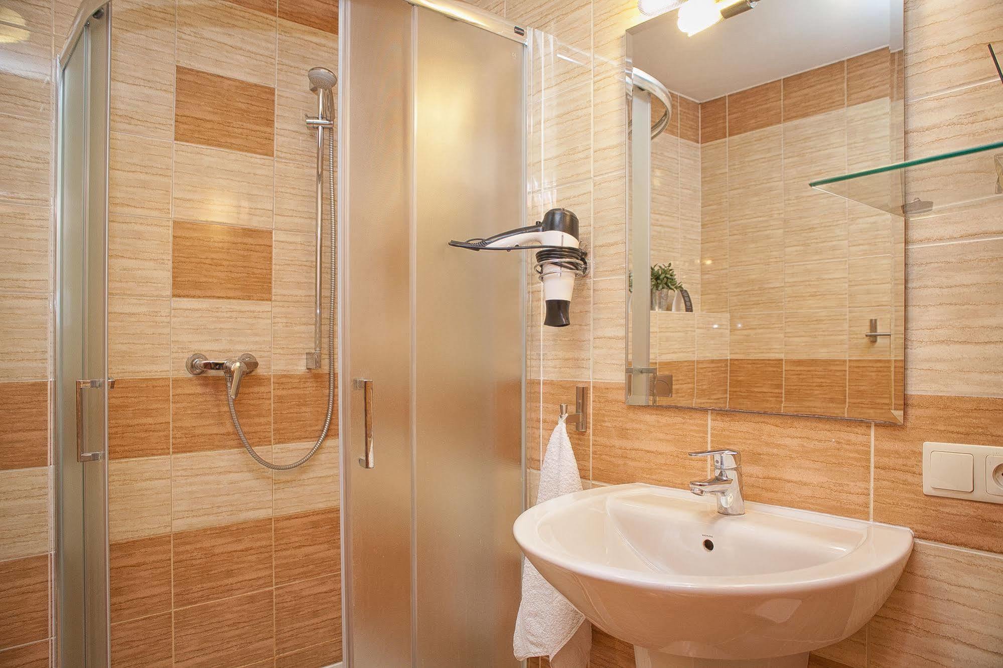 H31 Aparthotel Poznań Exteriör bild