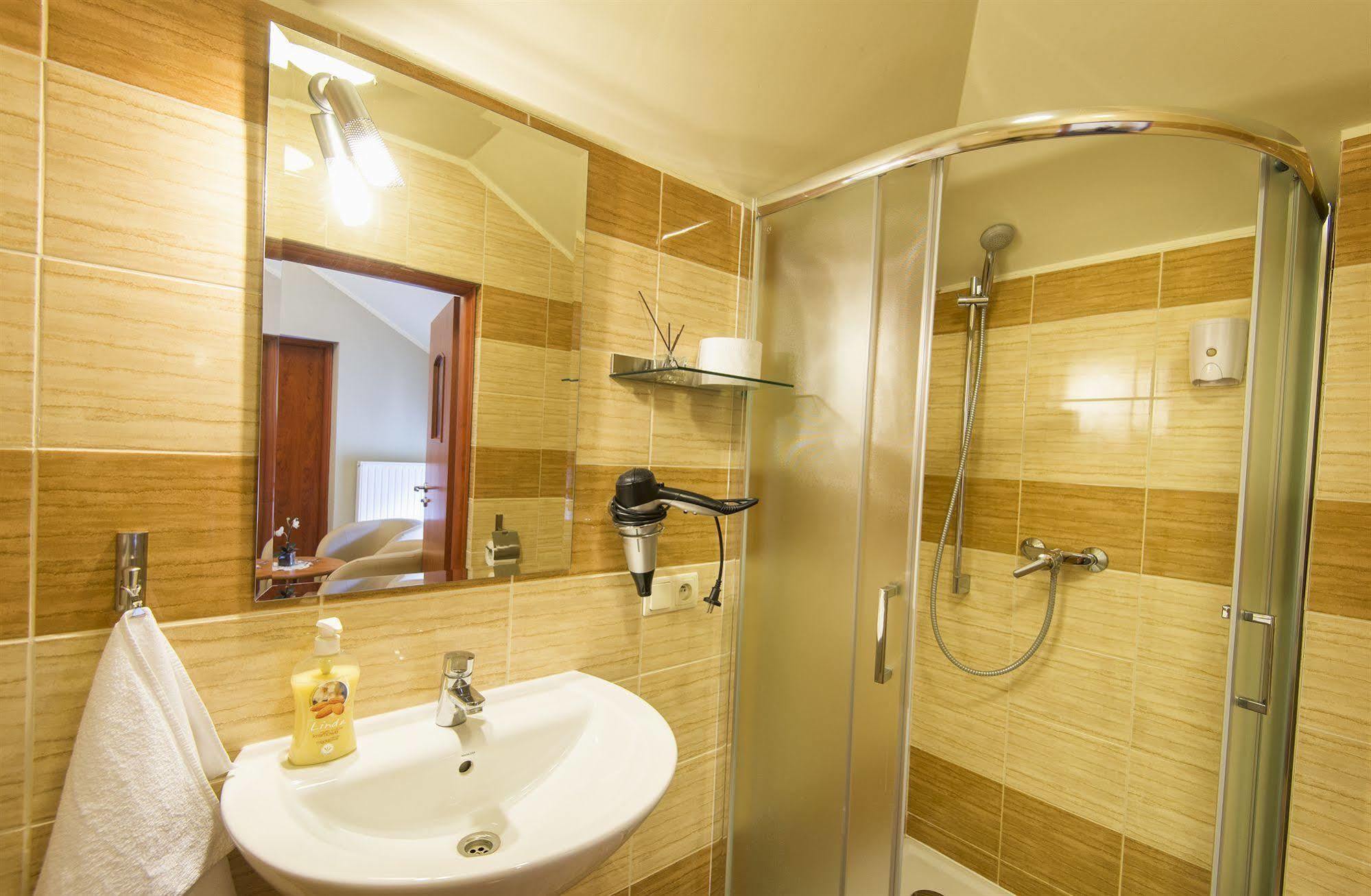 H31 Aparthotel Poznań Exteriör bild
